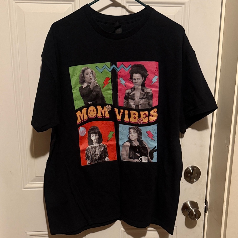 GILDEN-Black Graphic Tee with Mom Vibes Design humorous 😊❤️
